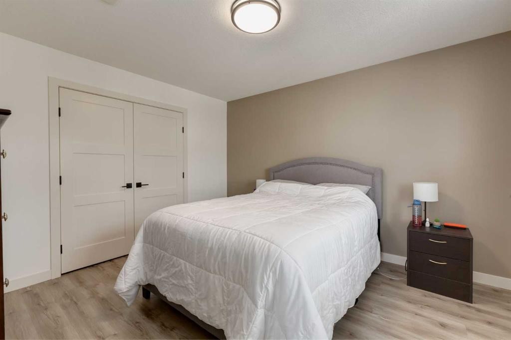 428 21 Avenue Ne, Calgary, AB - Indoor Photo Showing Bedroom