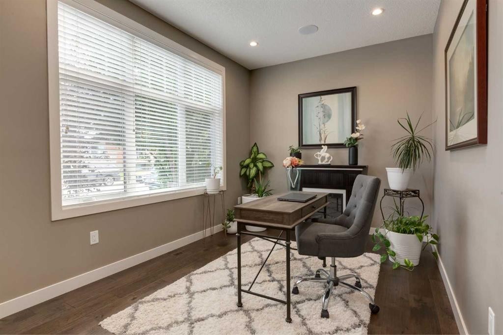 428 21 Avenue Ne, Calgary, AB - Indoor Photo Showing Other Room