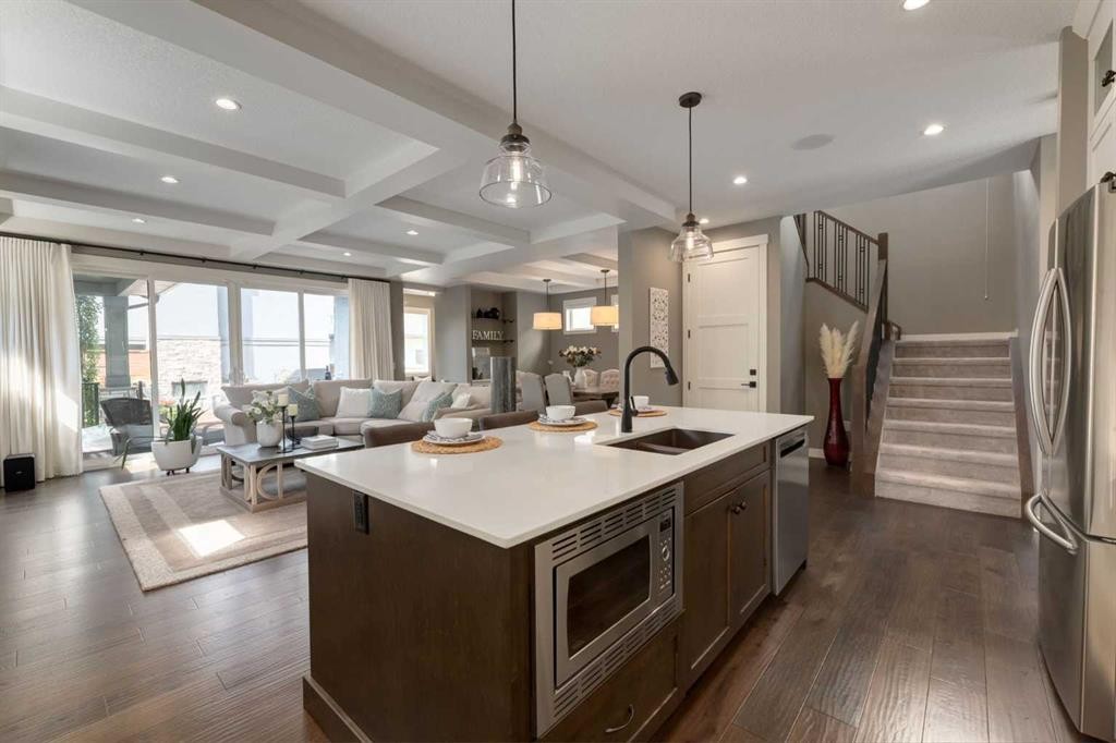 428 21 Avenue Ne, Calgary, AB - Indoor Photo Showing Kitchen With Double Sink With Upgraded Kitchen
