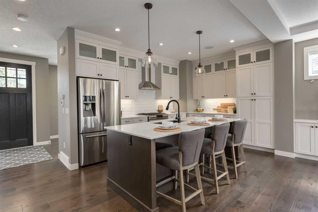 428 21 Avenue Ne, Calgary, AB - Indoor Photo Showing Kitchen With Upgraded Kitchen