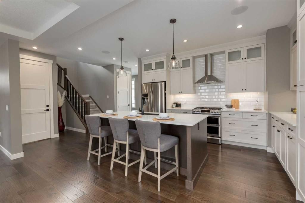 428 21 Avenue Ne, Calgary, AB - Indoor Photo Showing Kitchen With Upgraded Kitchen