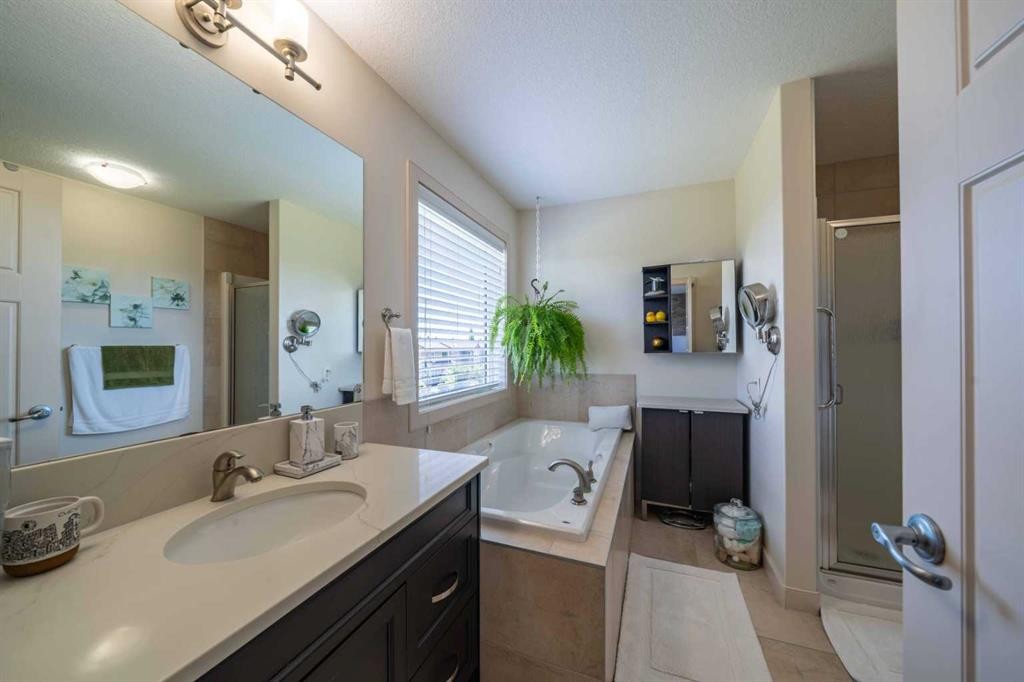 144 Everhollow Street Sw, Calgary, AB - Indoor Photo Showing Bathroom
