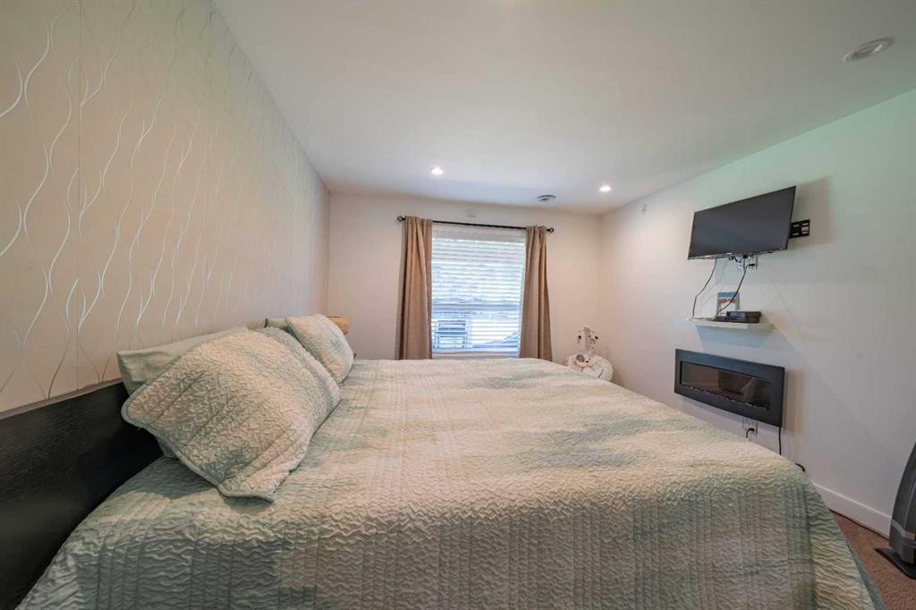 144 Everhollow Street Sw, Calgary, AB - Indoor Photo Showing Bedroom