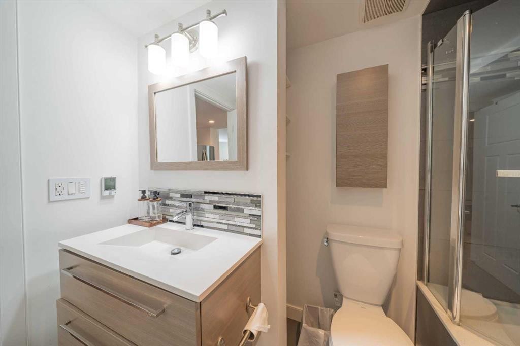 144 Everhollow Street Sw, Calgary, AB - Indoor Photo Showing Bathroom