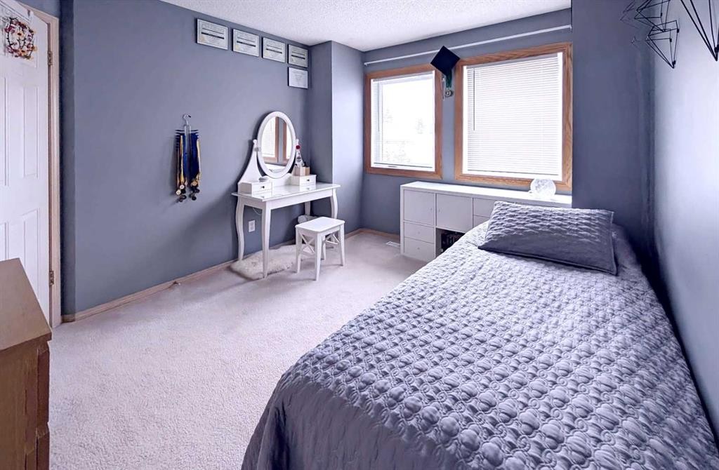 12 Shawbrooke Court Sw, Calgary, AB - Indoor Photo Showing Bedroom
