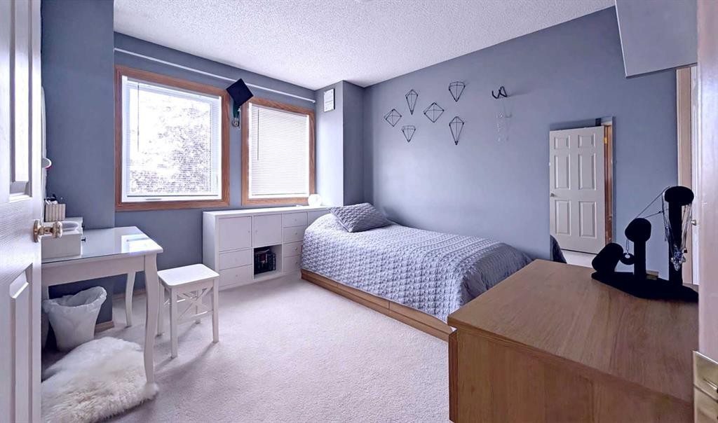 12 Shawbrooke Court Sw, Calgary, AB - Indoor Photo Showing Bedroom
