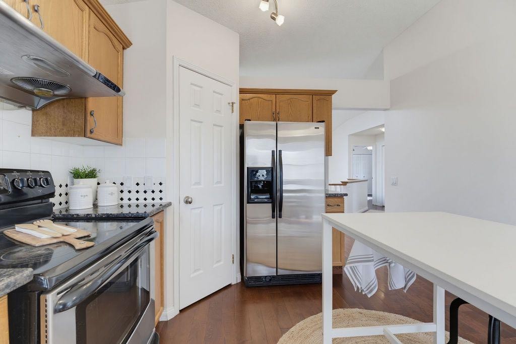 359 Hidden Ranch Place Nw, Calgary, AB - Indoor Photo Showing Kitchen