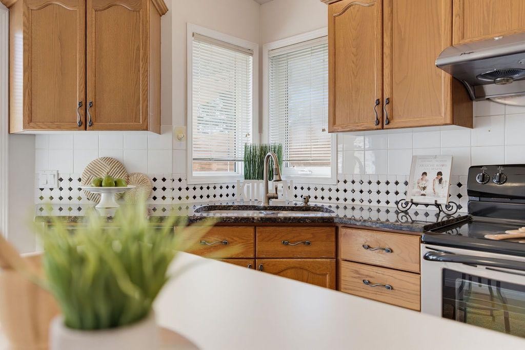 359 Hidden Ranch Place Nw, Calgary, AB - Indoor Photo Showing Kitchen