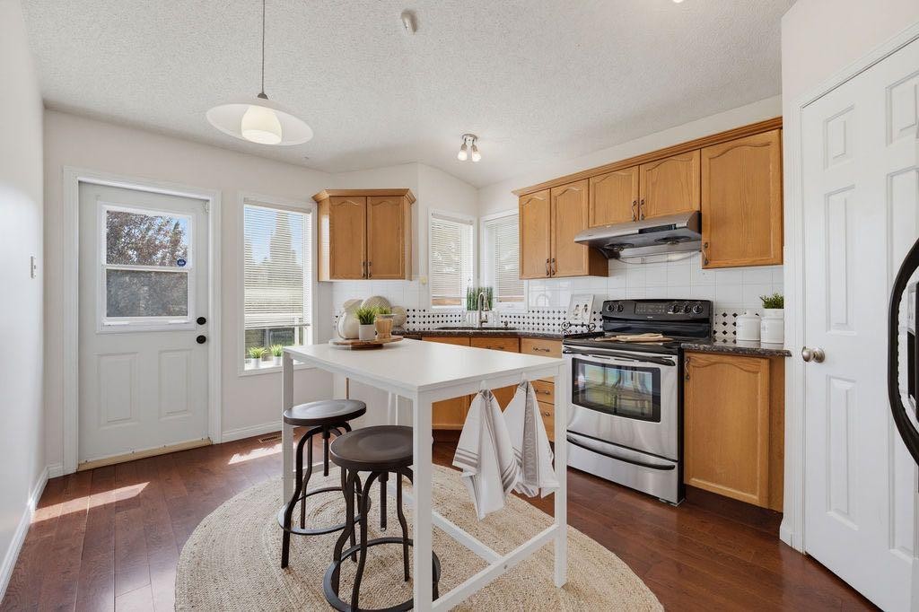 359 Hidden Ranch Place Nw, Calgary, AB - Indoor Photo Showing Kitchen