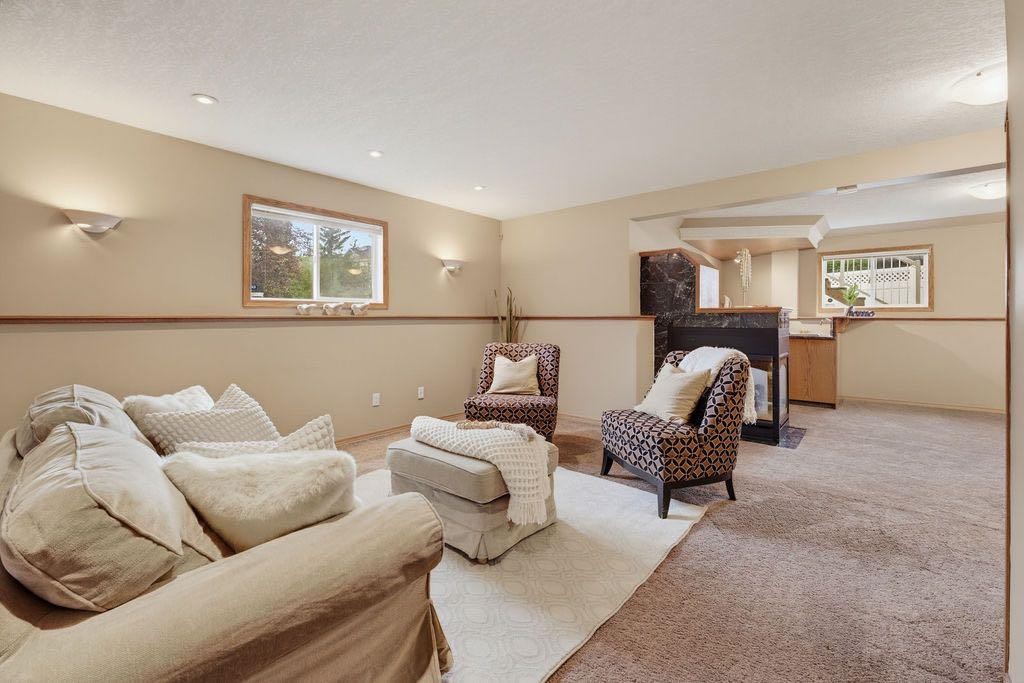 359 Hidden Ranch Place Nw, Calgary, AB - Indoor Photo Showing Living Room