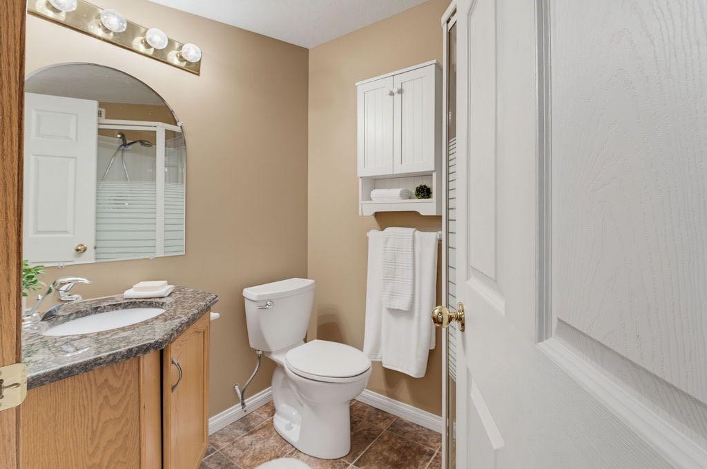 359 Hidden Ranch Place Nw, Calgary, AB - Indoor Photo Showing Bathroom