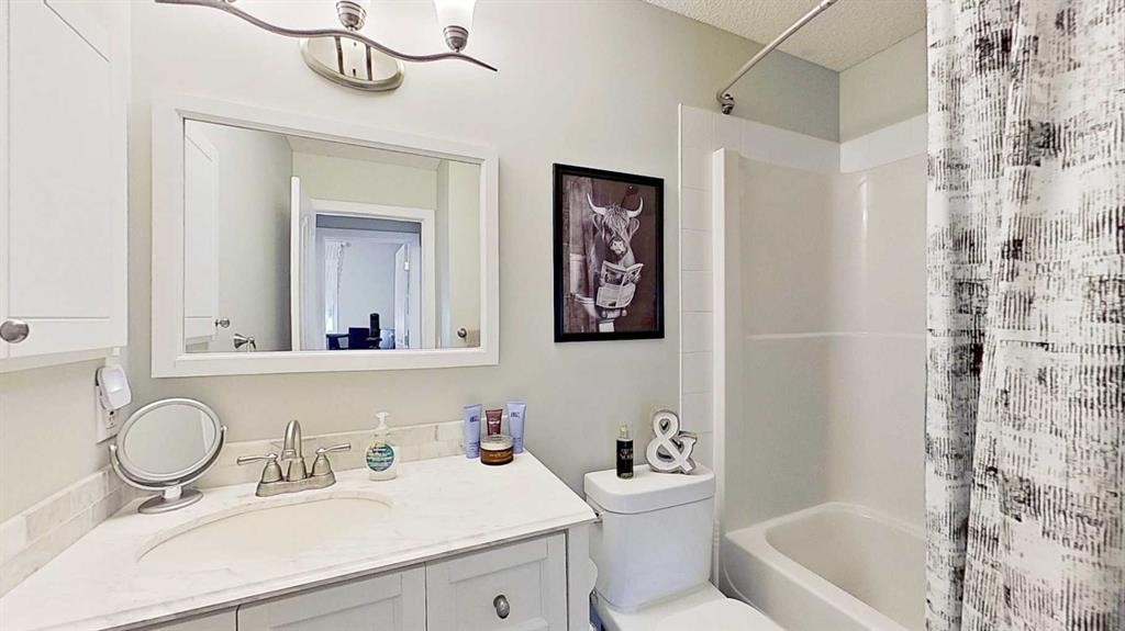 7 Bridlecrest Boulevard Sw, Calgary, AB - Indoor Photo Showing Bathroom