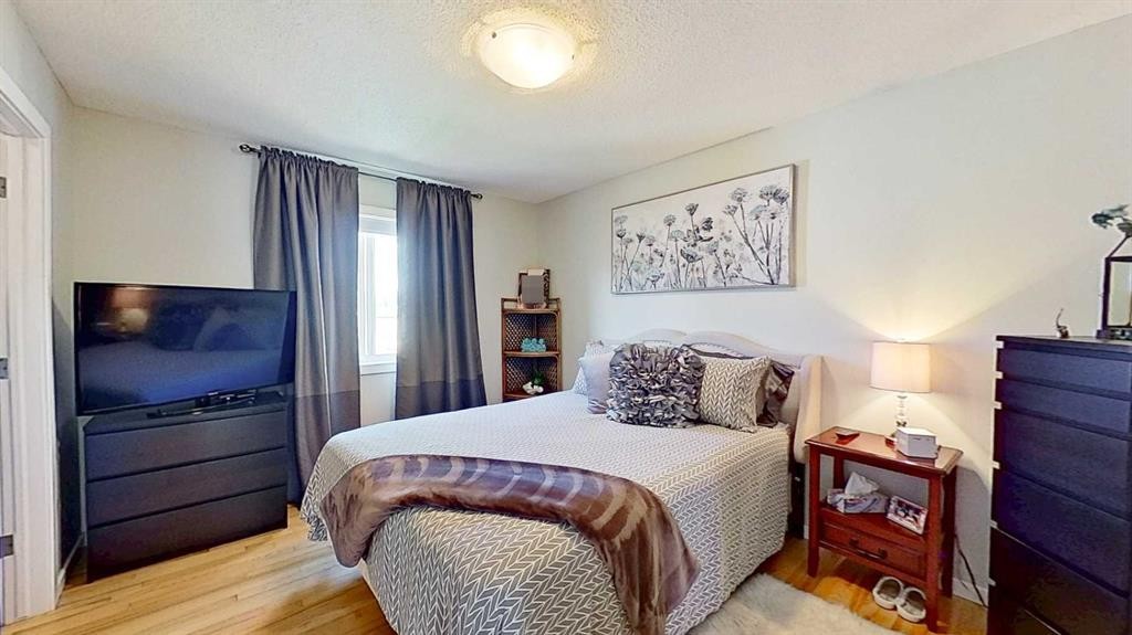 7 Bridlecrest Boulevard Sw, Calgary, AB - Indoor Photo Showing Bedroom