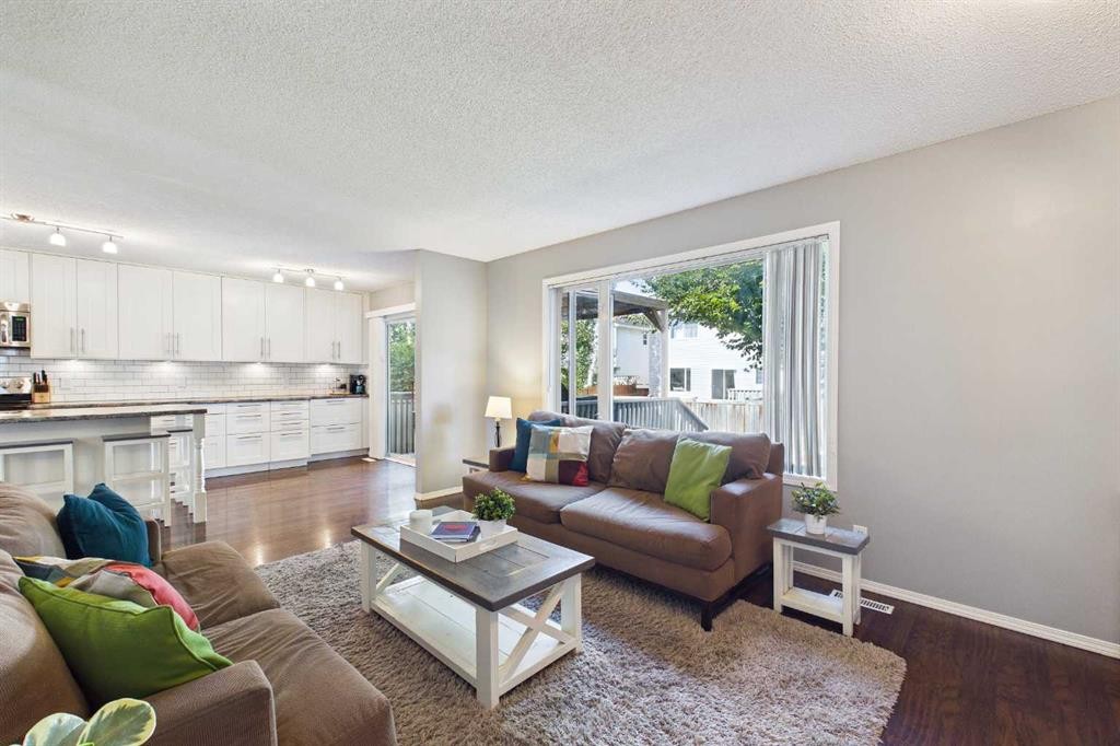 70 Coventry Crescent Ne, Calgary, AB - Indoor Photo Showing Living Room