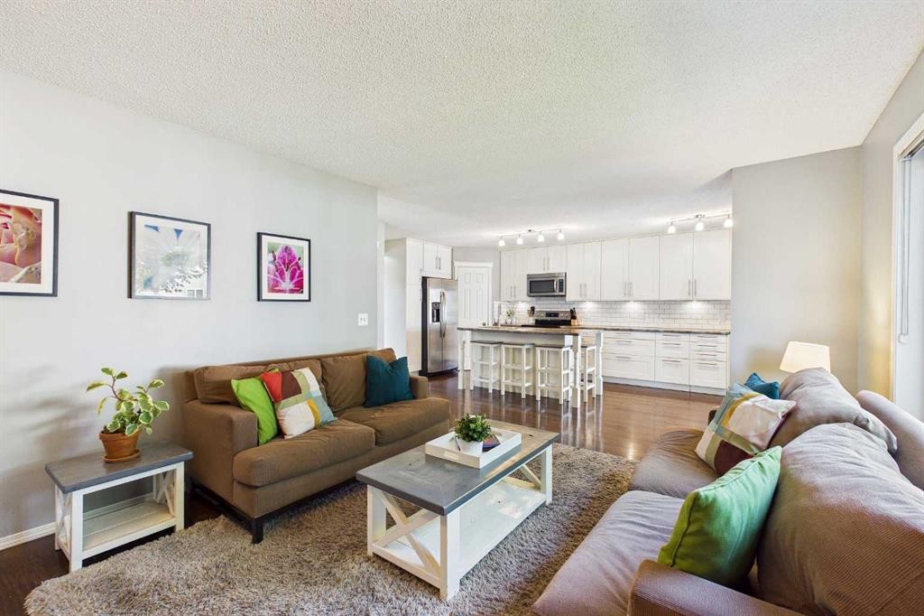 70 Coventry Crescent Ne, Calgary, AB - Indoor Photo Showing Living Room
