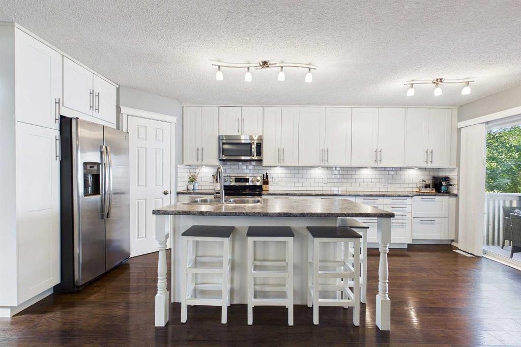 70 Coventry Crescent Ne, Calgary, AB - Indoor Photo Showing Kitchen With Upgraded Kitchen