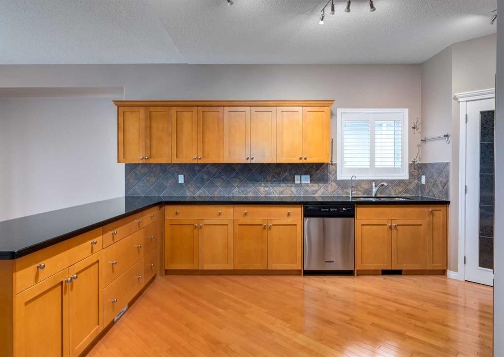 115 Scimitar Heath Nw, Calgary, AB - Indoor Photo Showing Kitchen