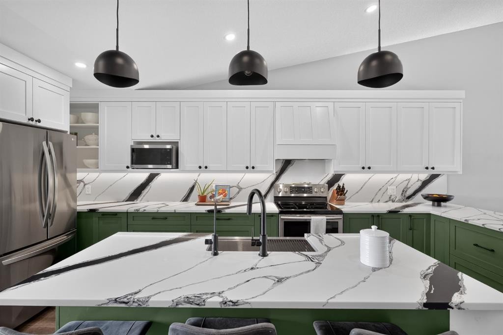 107 Edgevalley Close Nw, Calgary, AB - Indoor Photo Showing Kitchen