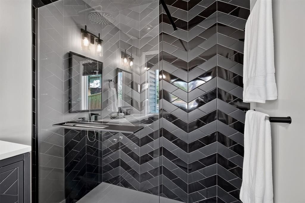 107 Edgevalley Close Nw, Calgary, AB - Indoor Photo Showing Bathroom