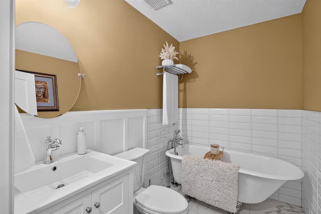 107 Edgevalley Close Nw, Calgary, AB - Indoor Photo Showing Bathroom