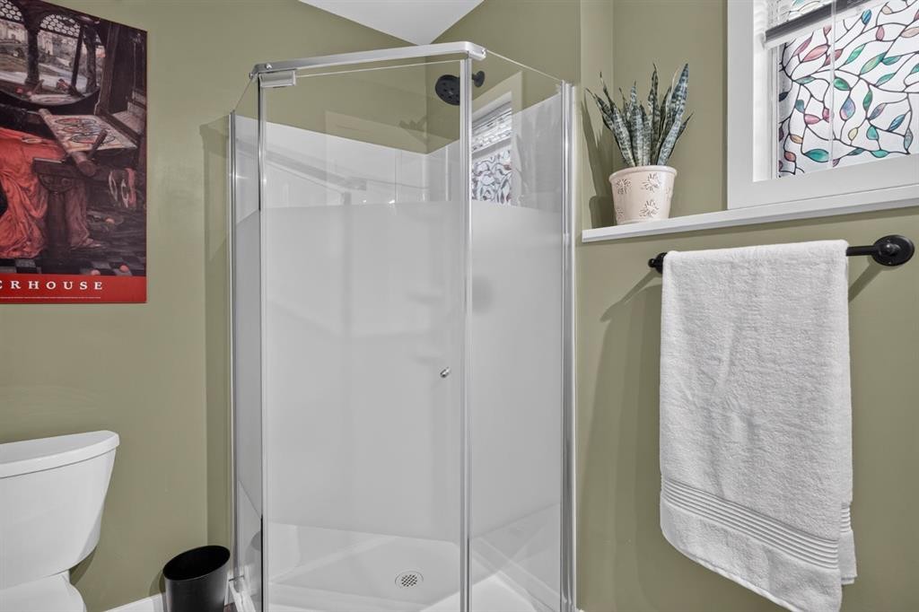 107 Edgevalley Close Nw, Calgary, AB - Indoor Photo Showing Bathroom