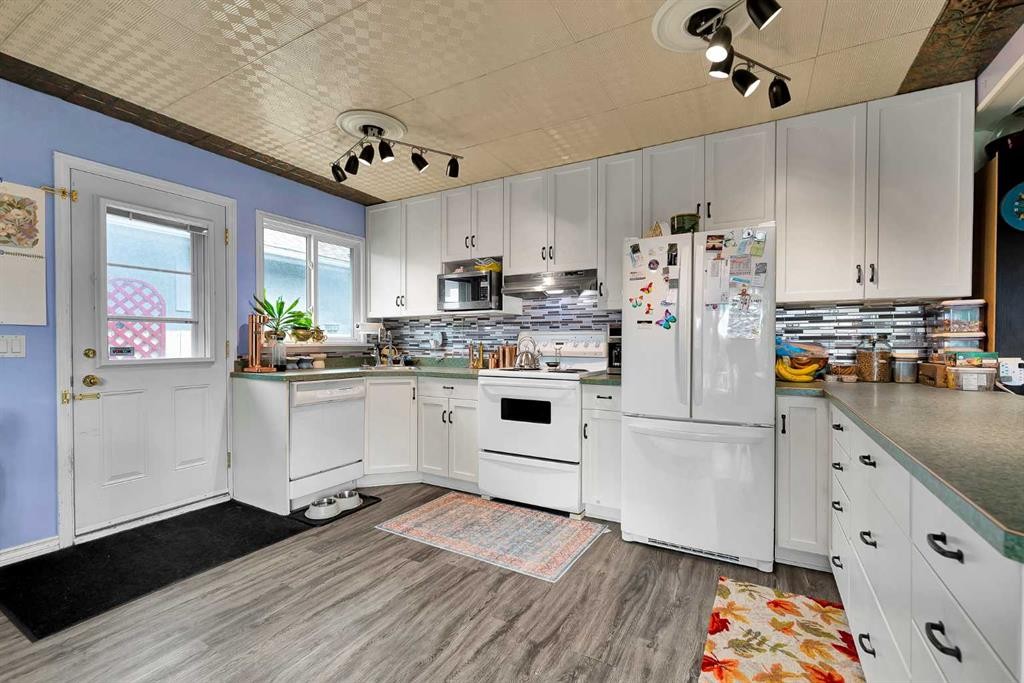 3722 Dover Ridge Drive Se, Calgary, AB - Indoor Photo Showing Kitchen