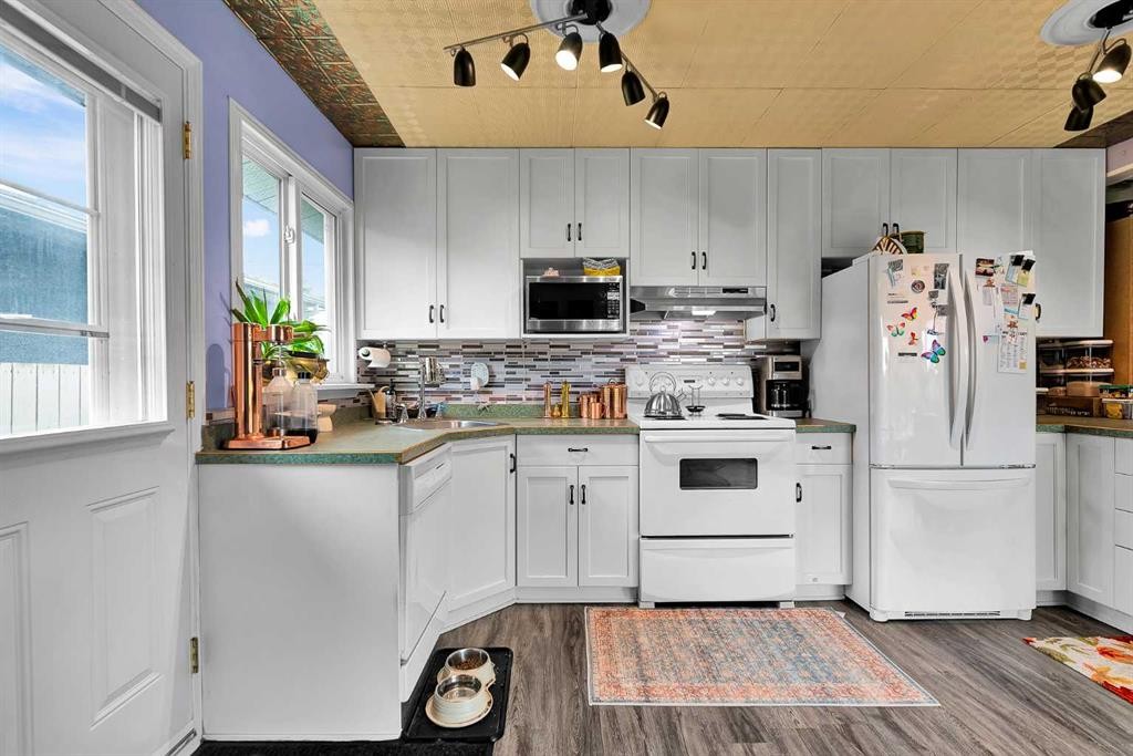 3722 Dover Ridge Drive Se, Calgary, AB - Indoor Photo Showing Kitchen