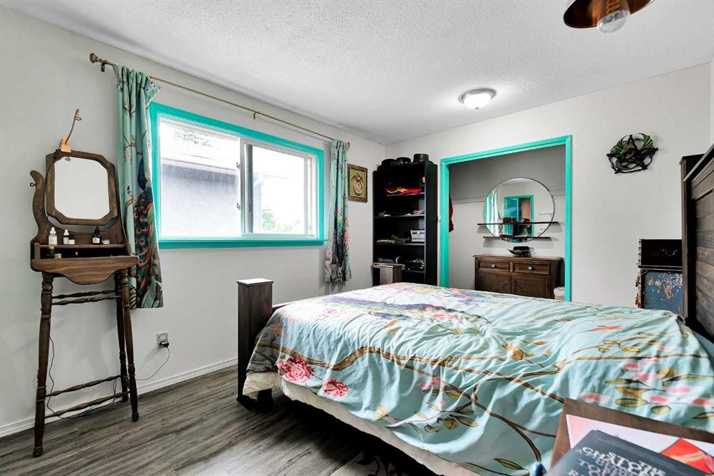 3722 Dover Ridge Drive Se, Calgary, AB - Indoor Photo Showing Bedroom