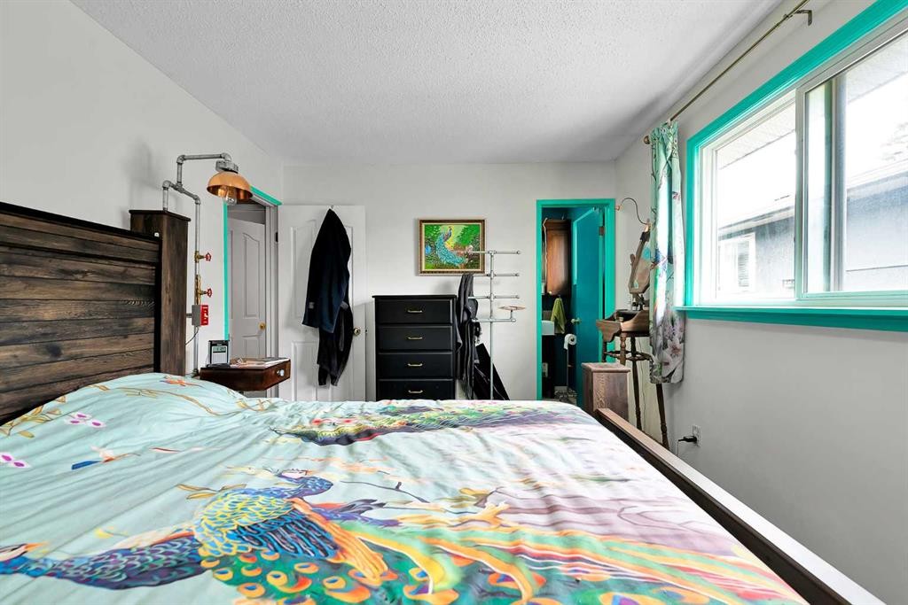 3722 Dover Ridge Drive Se, Calgary, AB - Indoor Photo Showing Bedroom