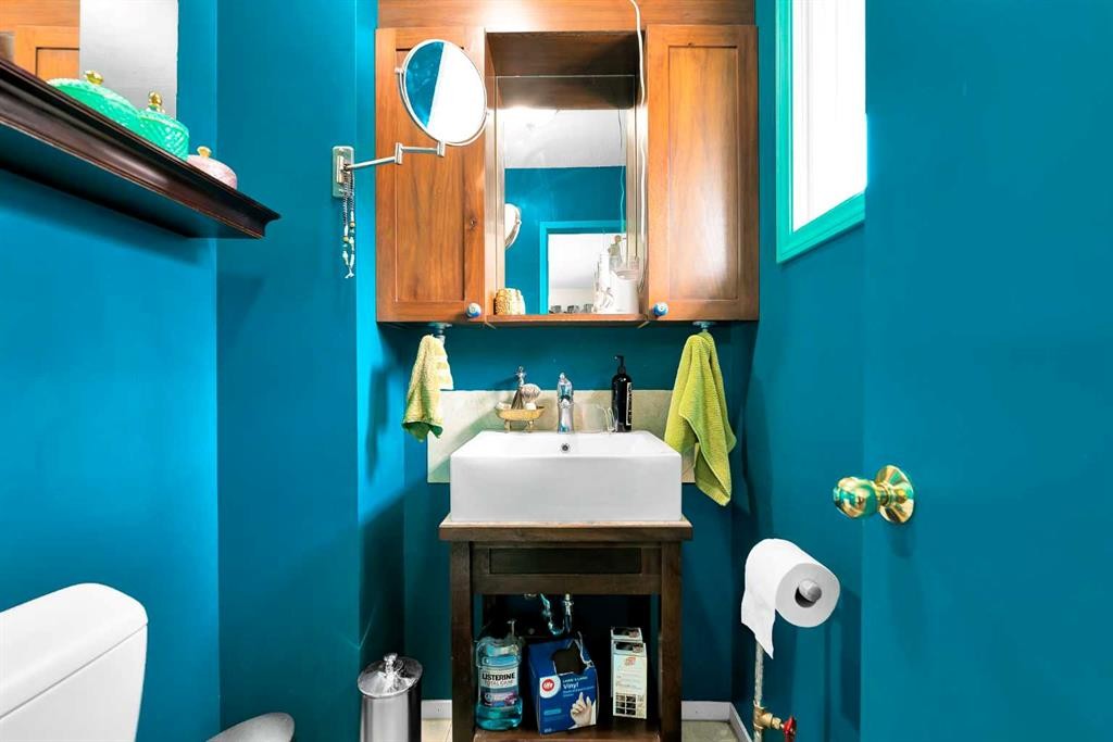 3722 Dover Ridge Drive Se, Calgary, AB - Indoor Photo Showing Bathroom
