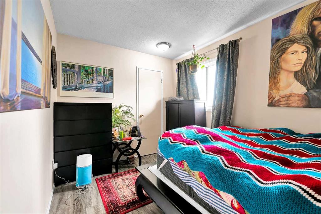 3722 Dover Ridge Drive Se, Calgary, AB - Indoor Photo Showing Bedroom