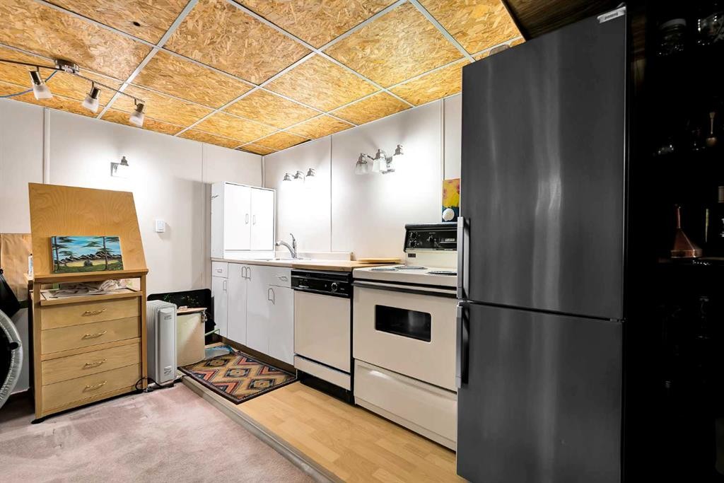 3722 Dover Ridge Drive Se, Calgary, AB - Indoor Photo Showing Kitchen