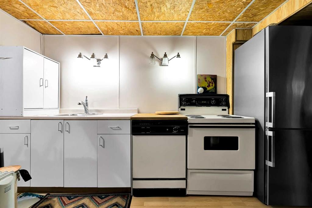 3722 Dover Ridge Drive Se, Calgary, AB - Indoor Photo Showing Kitchen