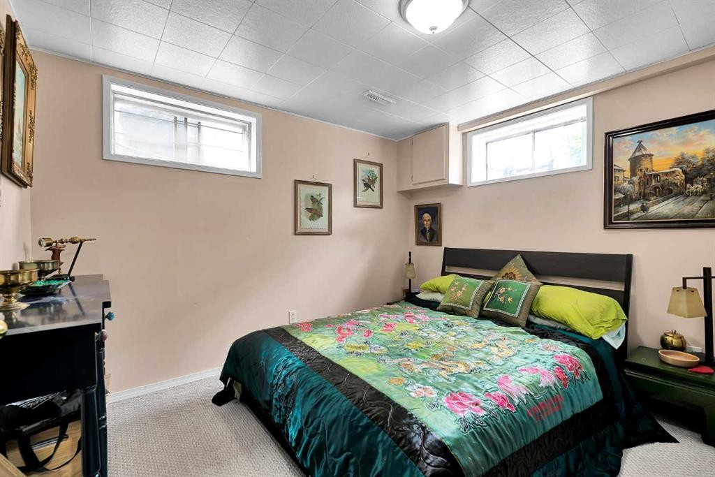 3722 Dover Ridge Drive Se, Calgary, AB - Indoor Photo Showing Bedroom