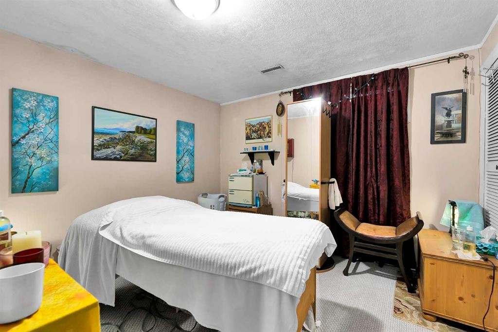 3722 Dover Ridge Drive Se, Calgary, AB - Indoor Photo Showing Bedroom
