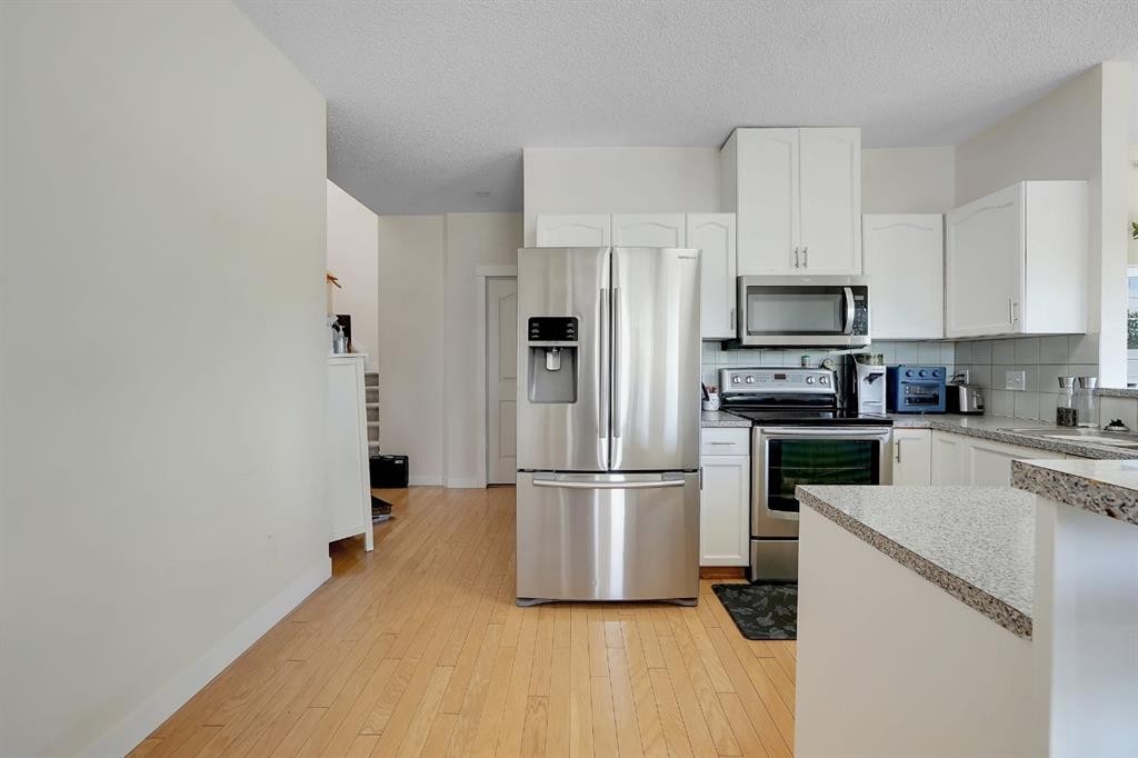 227-1920 14 Avenue Ne, Calgary, AB - Indoor Photo Showing Kitchen