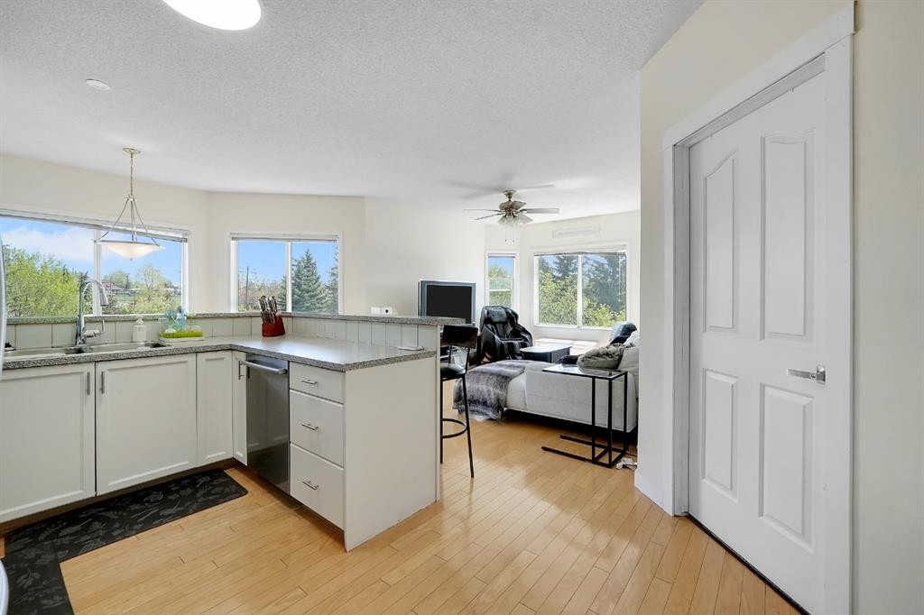227-1920 14 Avenue Ne, Calgary, AB - Indoor Photo Showing Kitchen