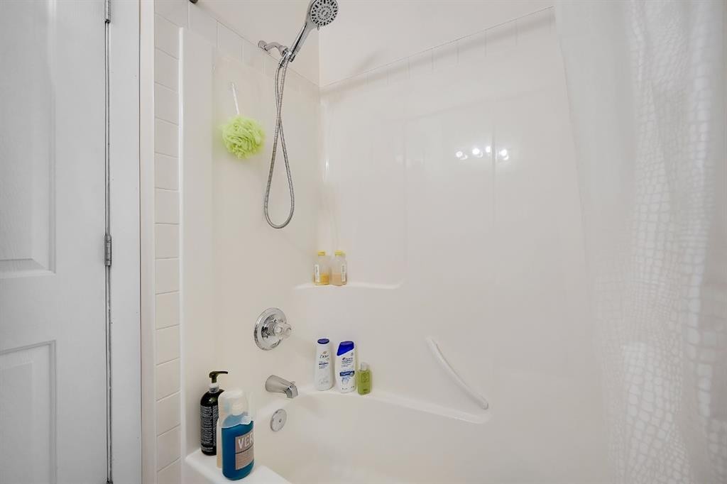 227-1920 14 Avenue Ne, Calgary, AB - Indoor Photo Showing Bathroom