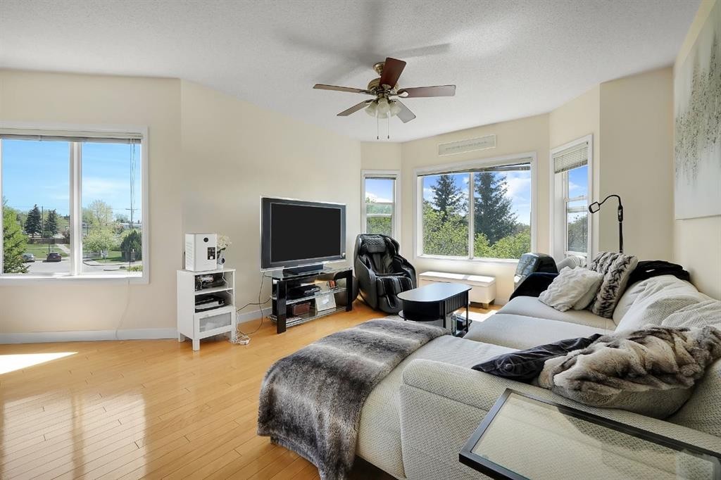227-1920 14 Avenue Ne, Calgary, AB - Indoor Photo Showing Living Room