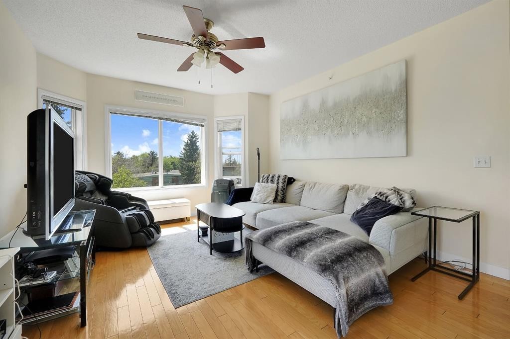 227-1920 14 Avenue Ne, Calgary, AB - Indoor Photo Showing Living Room
