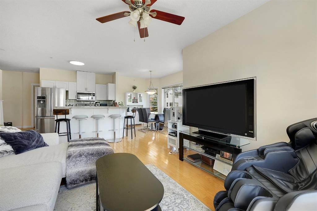 227-1920 14 Avenue Ne, Calgary, AB - Indoor Photo Showing Living Room
