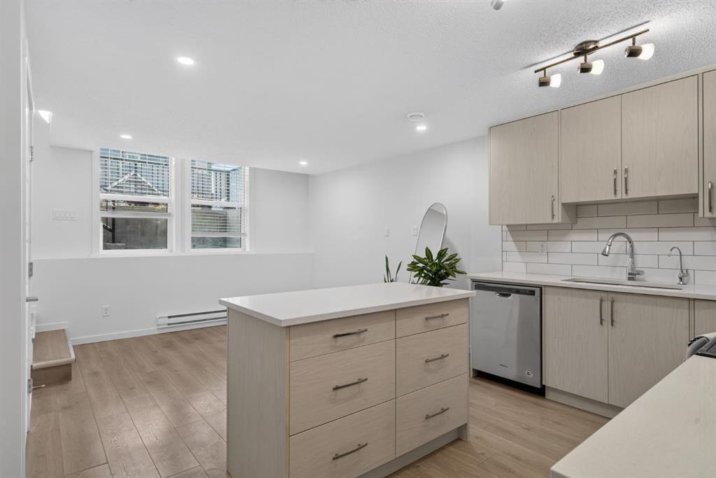 461 Cranbrook Square Se, Calgary, AB - Indoor Photo Showing Kitchen