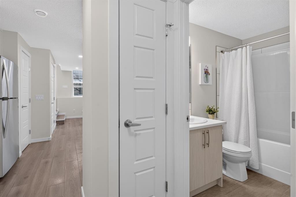 461 Cranbrook Square Se, Calgary, AB - Indoor Photo Showing Bathroom