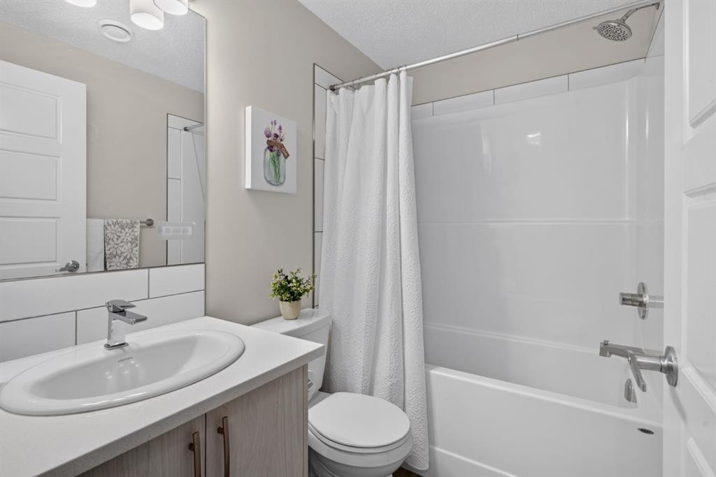461 Cranbrook Square Se, Calgary, AB - Indoor Photo Showing Bathroom