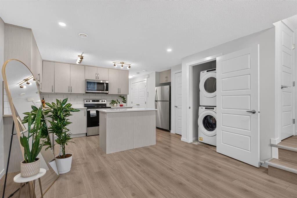 461 Cranbrook Square Se, Calgary, AB - Indoor Photo Showing Kitchen