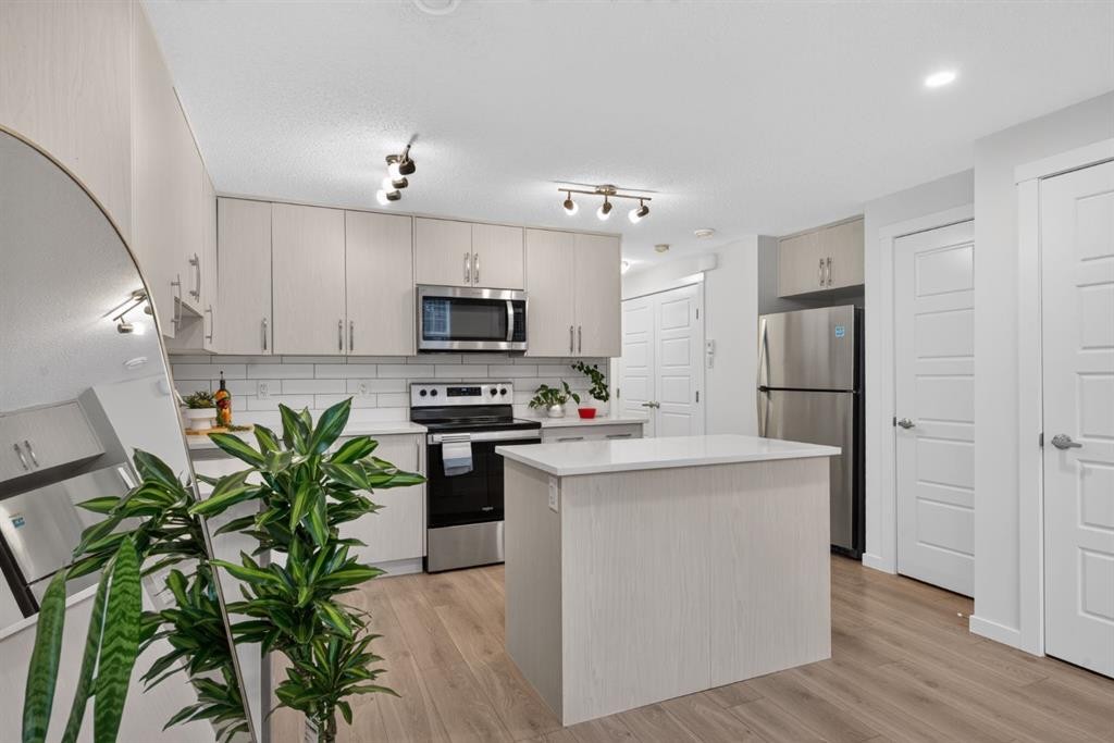 461 Cranbrook Square Se, Calgary, AB - Indoor Photo Showing Kitchen With Upgraded Kitchen