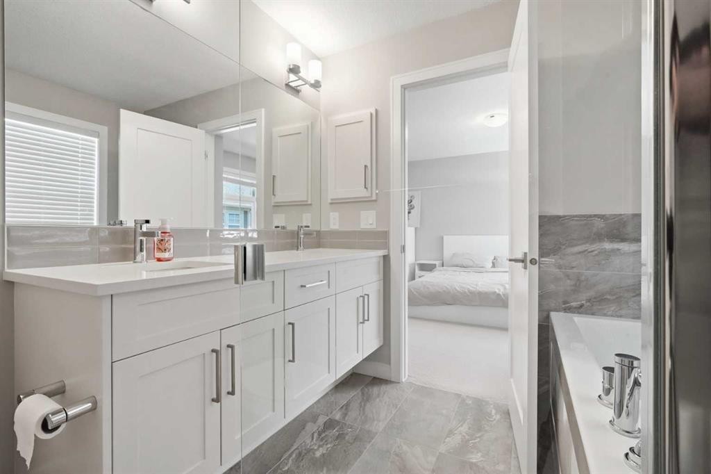312 Wentworth Row Sw, Calgary, AB - Indoor Photo Showing Bathroom