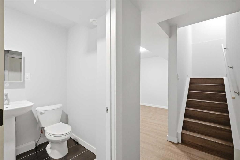 312 Wentworth Row Sw, Calgary, AB - Indoor Photo Showing Bathroom