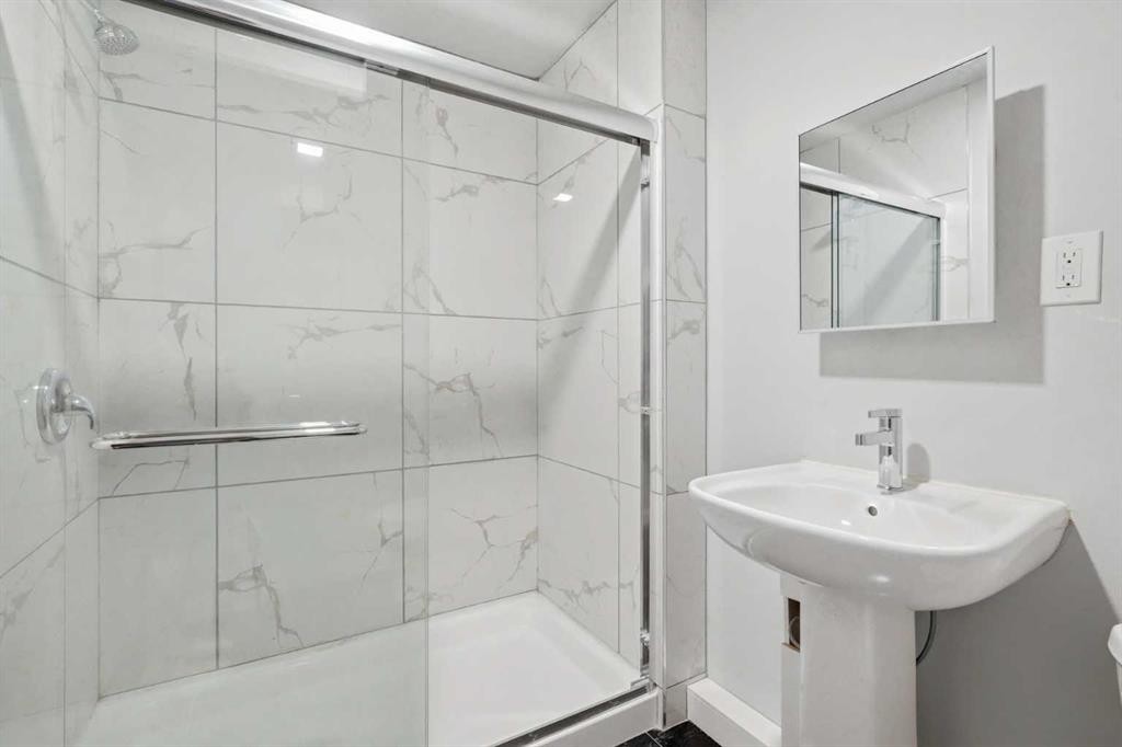 312 Wentworth Row Sw, Calgary, AB - Indoor Photo Showing Bathroom