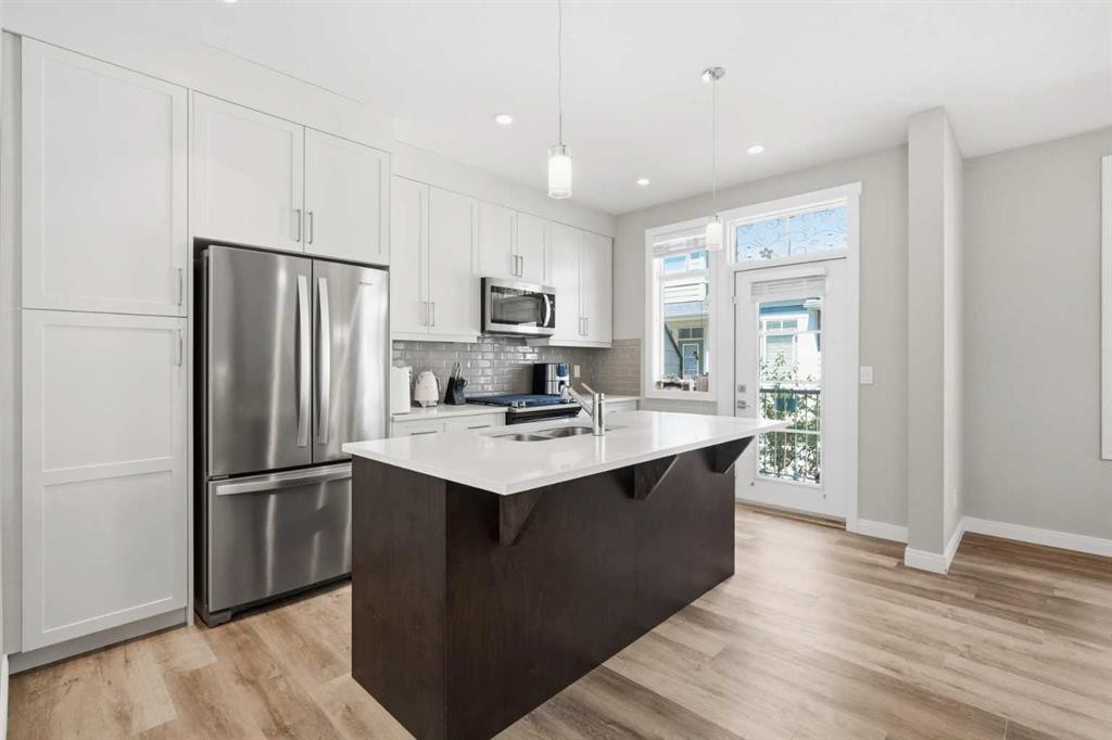 312 Wentworth Row Sw, Calgary, AB - Indoor Photo Showing Kitchen With Stainless Steel Kitchen With Upgraded Kitchen